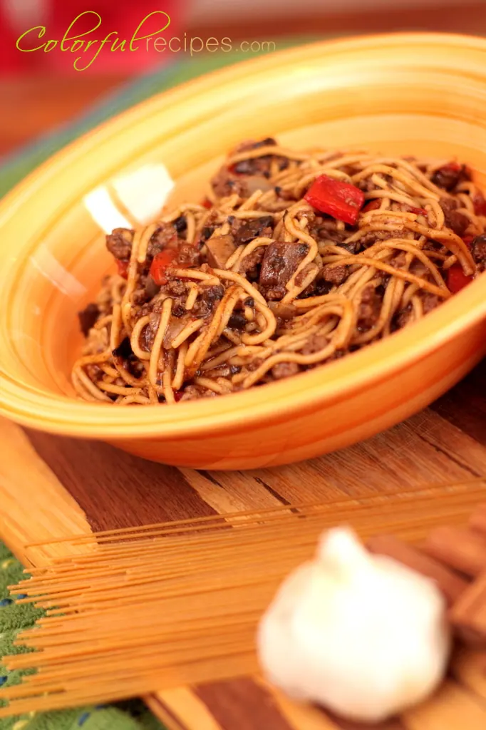 Mom's comfort spaghetti with ground beef, mushrooms and red bell pepper