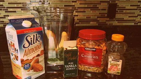 Almond milk, cashews, honey and vanilla for a heart-healthy green smoothie with cashews