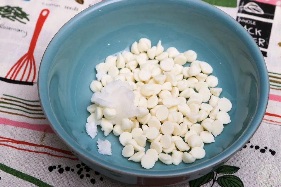 Melted white chocolate and coconut oil in a bowl