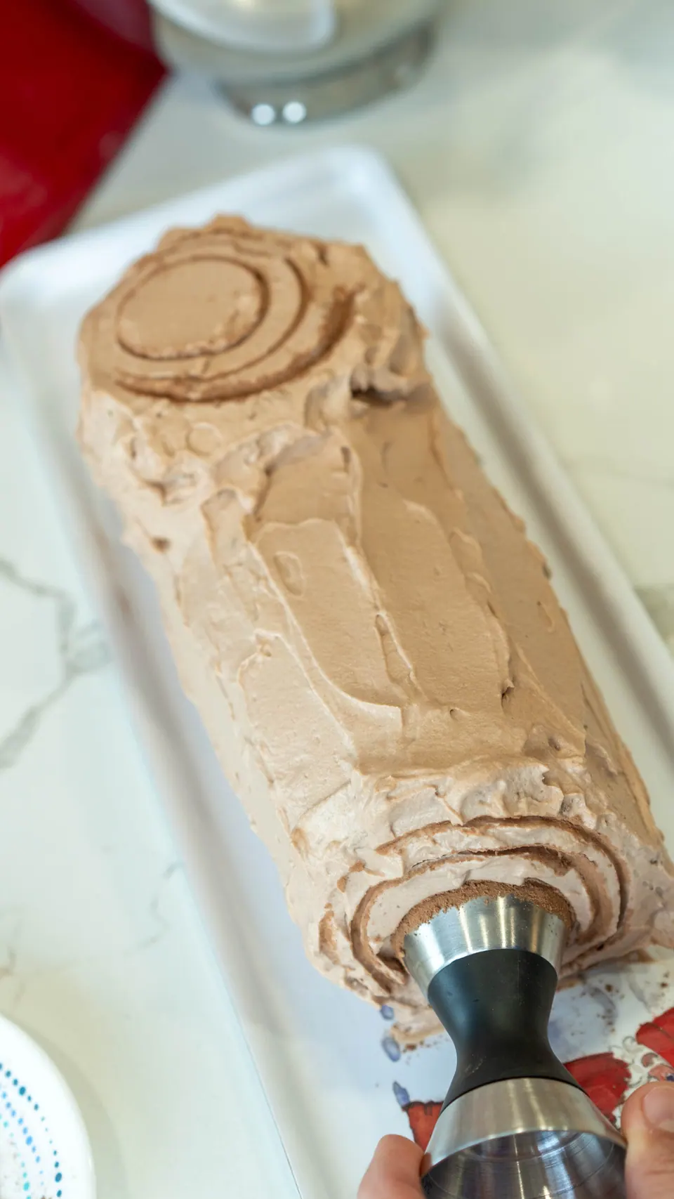 Adding tree-ring swirls to the frosted end of the Bûche de Noël